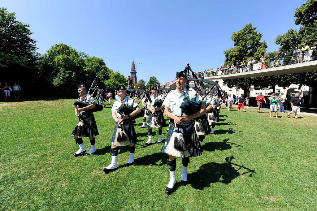 Rund 300 Musiker begeistern mehr als 25.000 Menschen in Freiburg bei einem Abstecher von Basel Tattoo.