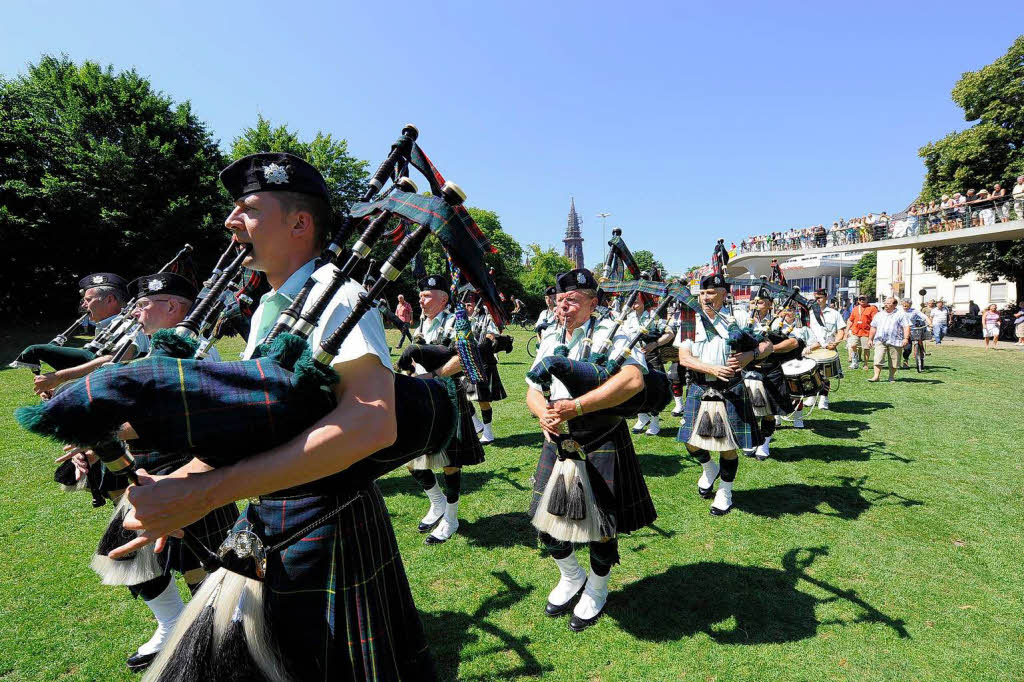 Rund 300 Musiker begeistern mehr als 25.000 Menschen in Freiburg bei einem Abstecher von Basel Tattoo.