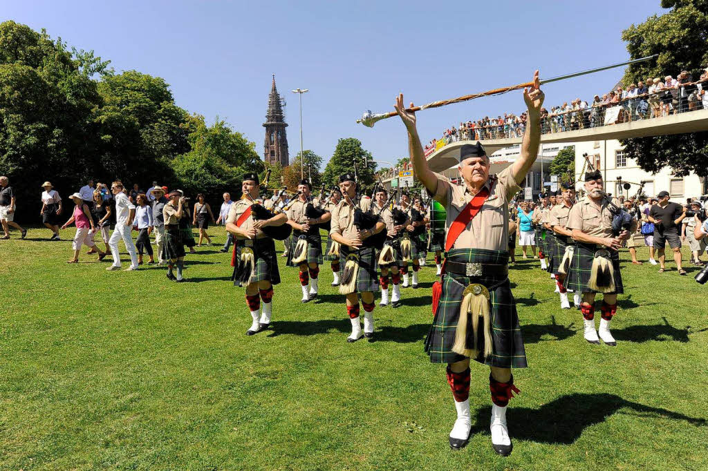 Rund 300 Musiker begeistern mehr als 25.000 Menschen in Freiburg bei einem Abstecher von Basel Tattoo.