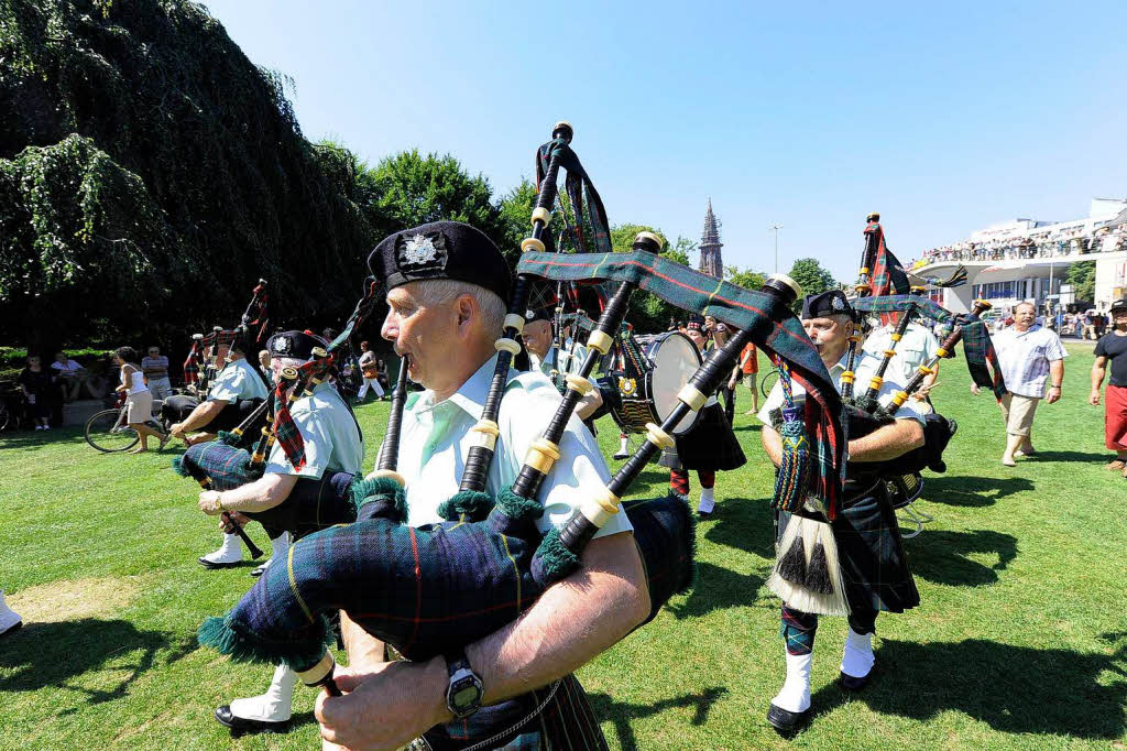 Rund 300 Musiker begeistern mehr als 25.000 Menschen in Freiburg bei einem Abstecher von Basel Tattoo.