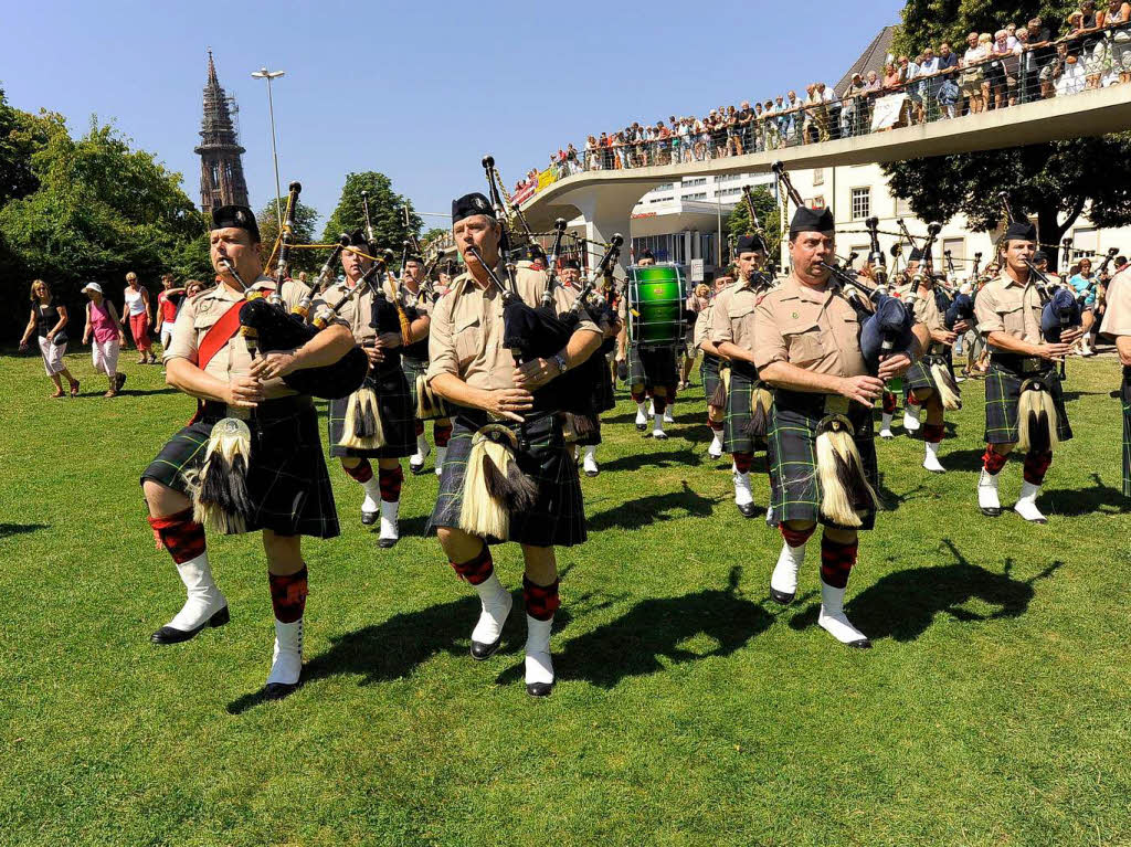 Rund 300 Musiker begeistern mehr als 25.000 Menschen in Freiburg bei einem Abstecher von Basel Tattoo.