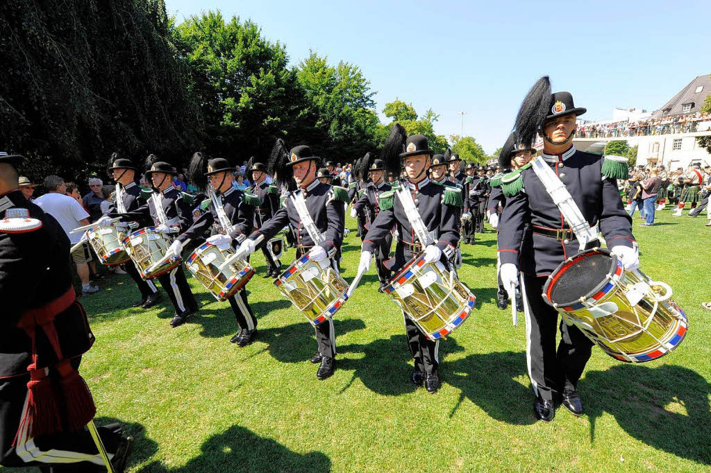 Rund 300 Musiker begeistern mehr als 25.000 Menschen in Freiburg bei einem Abstecher von Basel Tattoo.