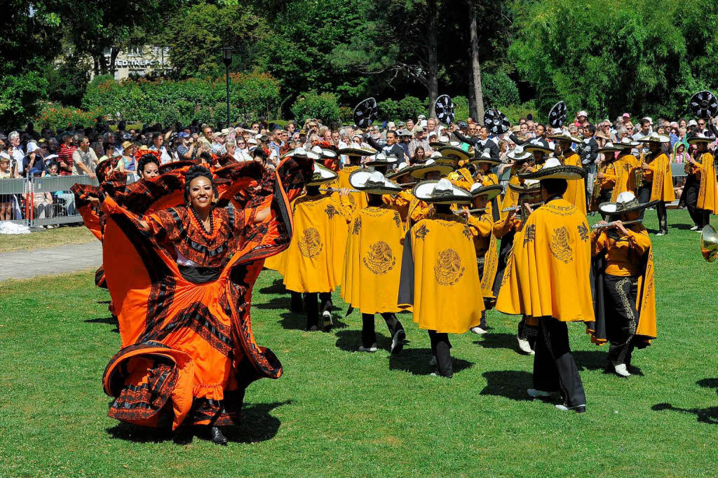 Rund 300 Musiker begeistern mehr als 25.000 Menschen in Freiburg bei einem Abstecher von Basel Tattoo.