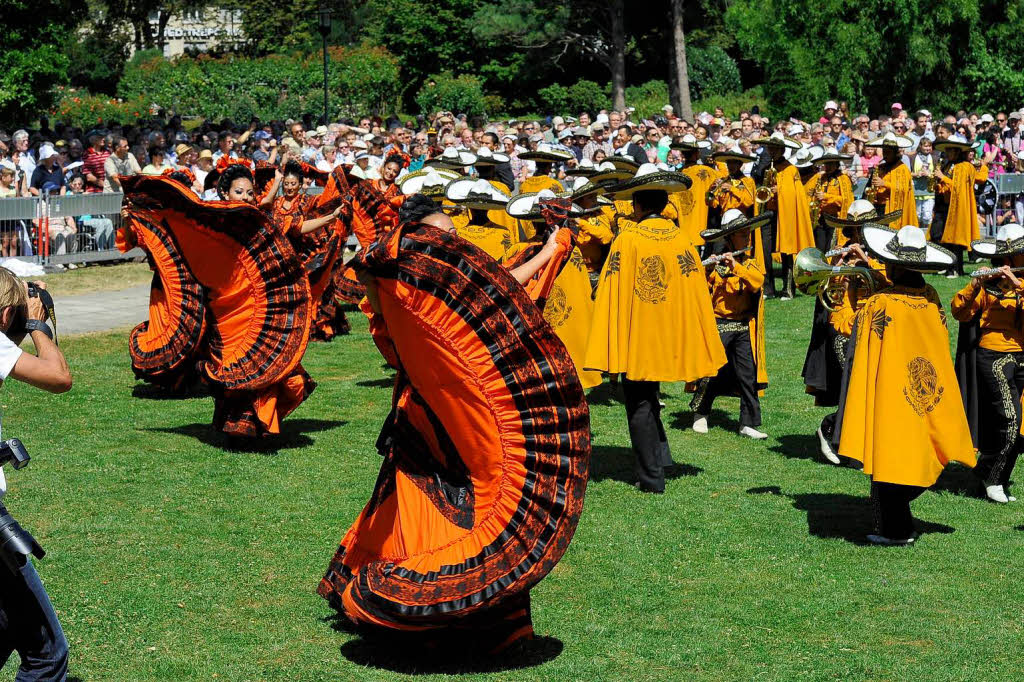 Rund 300 Musiker begeistern mehr als 25.000 Menschen in Freiburg bei einem Abstecher von Basel Tattoo.