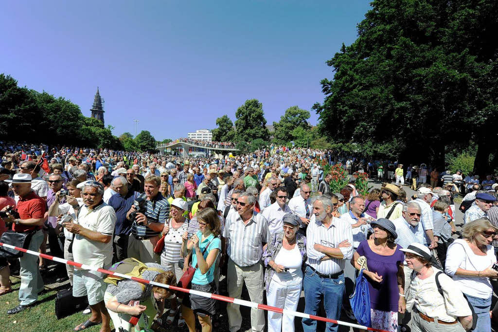 Rund 300 Musiker begeistern mehr als 25.000 Menschen in Freiburg bei einem Abstecher von Basel Tattoo.