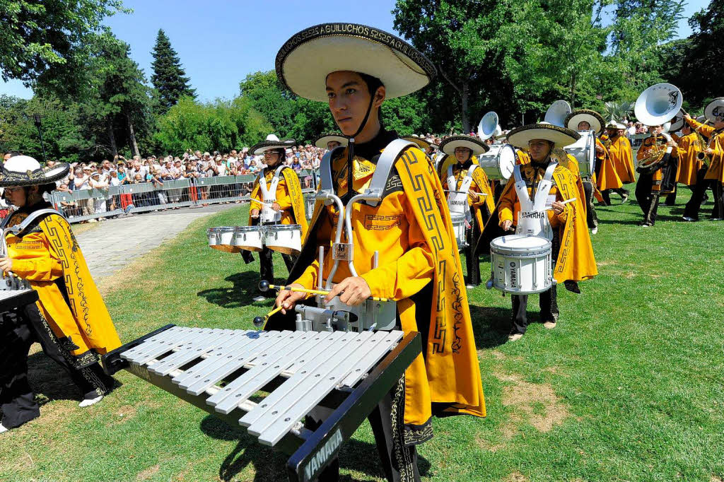 Rund 300 Musiker begeistern mehr als 25.000 Menschen in Freiburg bei einem Abstecher von Basel Tattoo.