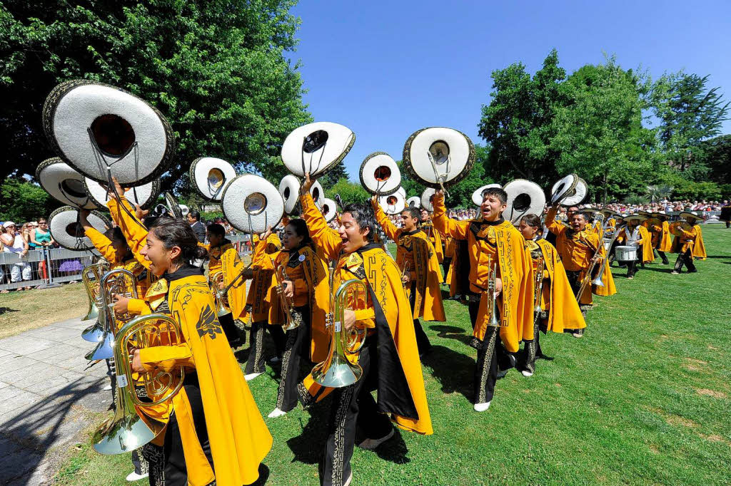 Rund 300 Musiker begeistern mehr als 25.000 Menschen in Freiburg bei einem Abstecher von Basel Tattoo.