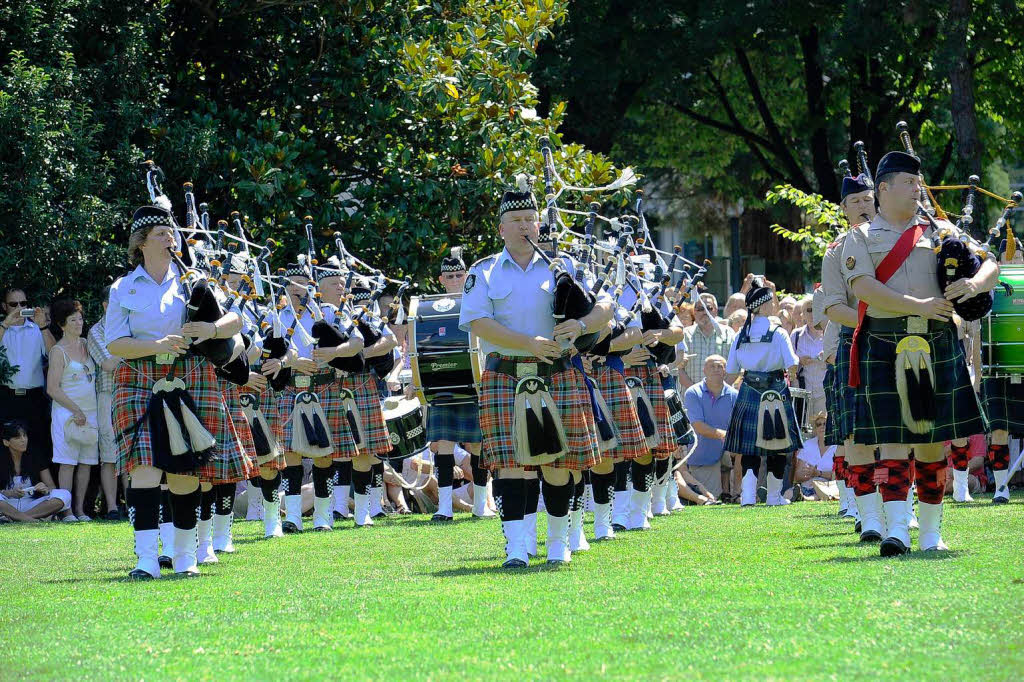 Rund 300 Musiker begeistern mehr als 25.000 Menschen in Freiburg bei einem Abstecher von Basel Tattoo.