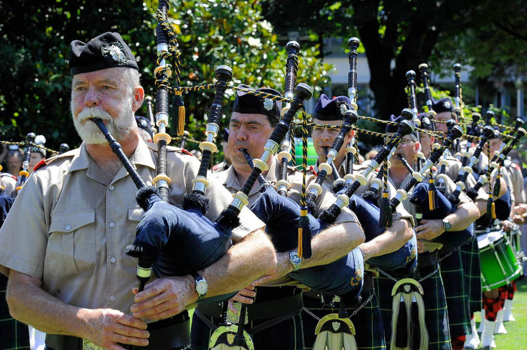 Rund 300 Musiker begeistern mehr als 25.000 Menschen in Freiburg bei einem Abstecher von Basel Tattoo.