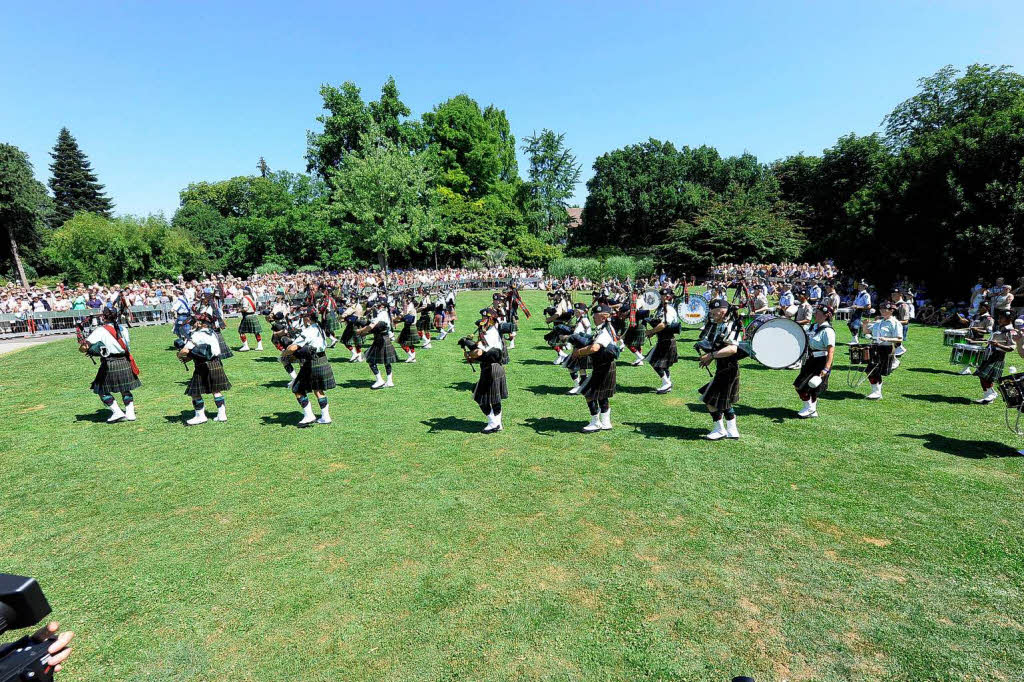 Rund 300 Musiker begeistern mehr als 25.000 Menschen in Freiburg bei einem Abstecher von Basel Tattoo.