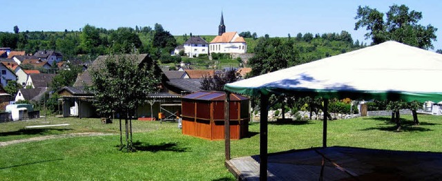 Dieser  Blick auf Dorf und Kirchberg b...  Besucher des  Nordweiler Weinfestes.  | Foto: Reiner Merz