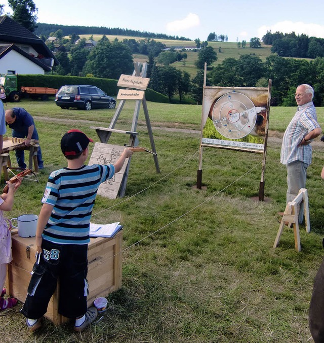 Mit der Armbrust in den roten Kreis tr... Kinderspielen beim Kappler Dorffest.   | Foto: Inken Kramer