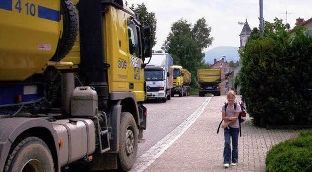 Begegnen  sich Laster auf der  Johanniterstrae, wird es  eng.   | Foto: Brotz