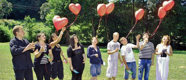 Die Schler der neunten Klasse mit Kla...uftballons mit guten Wnschen steigen.  | Foto: Axel Drber