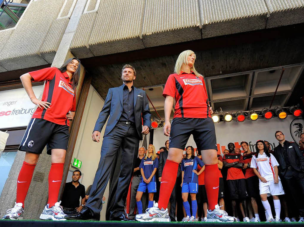 Sportler und Models – der SC Freiburg stellt die neuen Trikots vor.