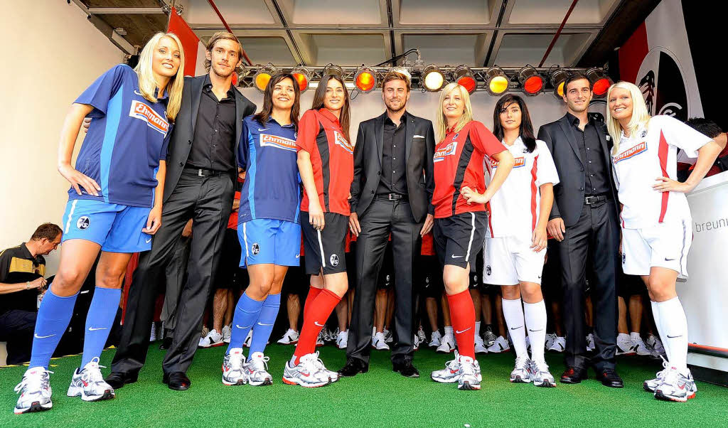 Sportler und Models – der SC Freiburg stellt die neuen Trikots vor.