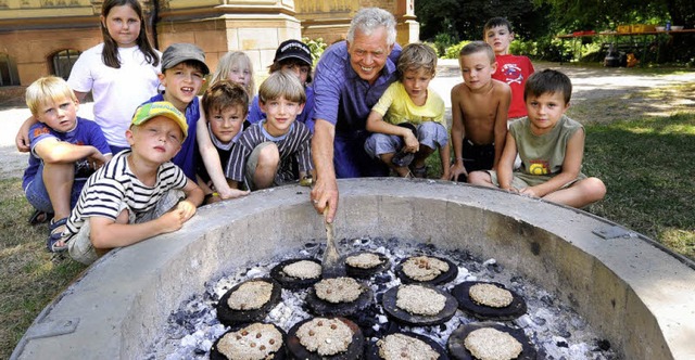 Mit dem Museumspdagogen Bernd Schneid...Brot wie einst die Steinzeitmenschen.   | Foto: Ingo Schneider