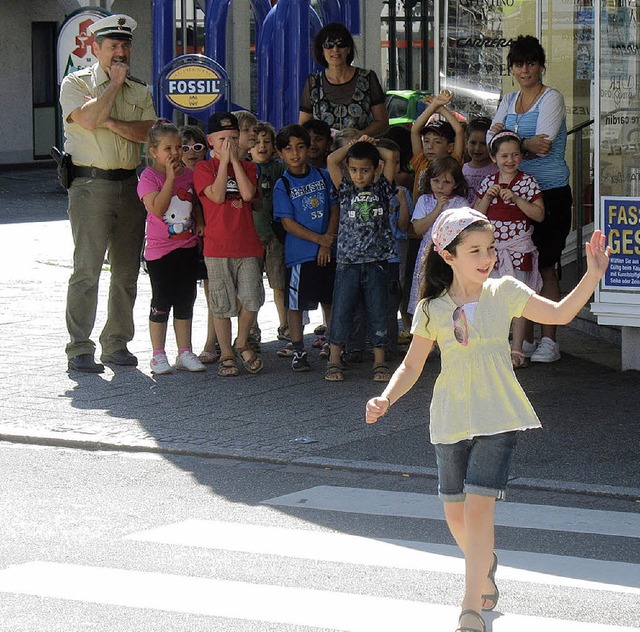 So ist&#8217;s richtig: Die Kinder bten auch am Zebrastreifen.   | Foto: Simon Mller