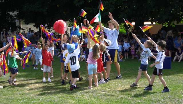 Die Turngruppe der Vorschulkinder prs...g Flag beim Sommerfest des TuS Herten.  | Foto: Hanna Vlkle
