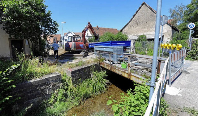 Die Arbeiten an der maroden Brcke &#8...Glaser&#8220; haben bereits begonnen.   | Foto: Ingo Schneider