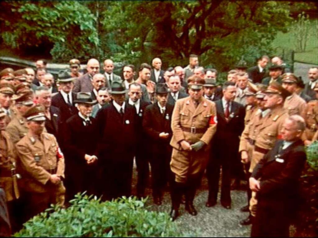 Prominente Zivilisten und Parteiangehrige warten 1939 vor der Erffnung des neuen Heimatmuseums im Stadtpark. Ganz rechts in zivil Oberbrgermeister Karl Winter, links neben ihm NSDAP-Kreisleiter Richard Burk.