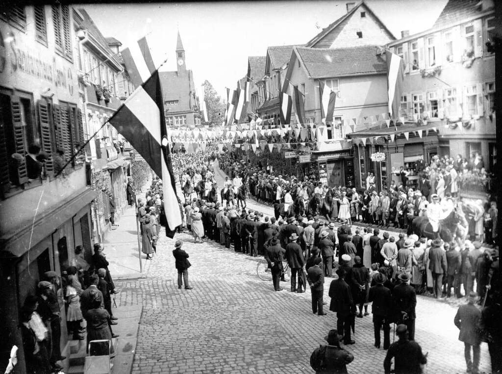 Am 1. Mai 1933 veranstaltete die Stadt Lahr den so genannten Tag der Arbeit. Zahlreiche Partei-, SS- und SA-Einheiten, Reiterstaffeln, Polizei und Feuerwehr sowie Betriebsdelegationen und Berufsverbnde nahmen unter groer Anteilnahme der Bevlkerung an der propagandistischen Groveranstaltung teil.