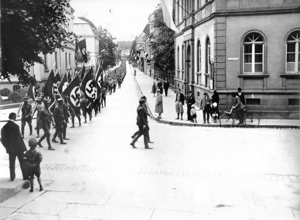 Propagandamarsch der SA durch die Schillerstrasse