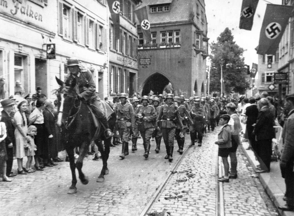 Siegreiche Truppen auf der Kaiserstrasse