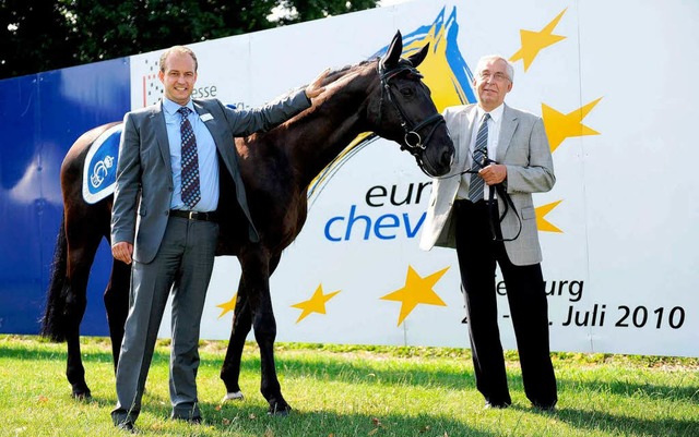 Messechef Werner Bock (r.) und der Lei...Damals besuchten 45000 die Eurocheval.  | Foto: Iris Rothe/Messe Offenburg