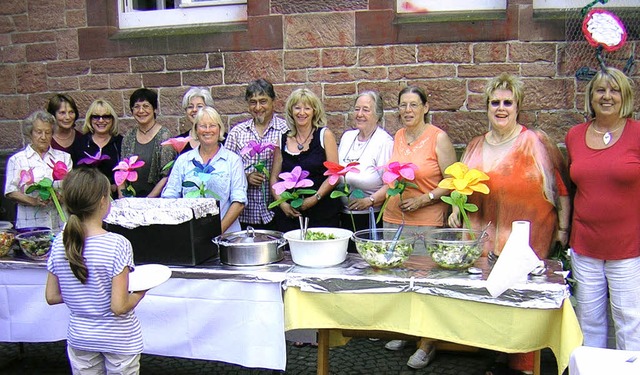 Selbst gebastelte Blumen gab&#8217;s a...chule fr eine warme Mahlzeit sorgen.   | Foto: Gerhard Walser