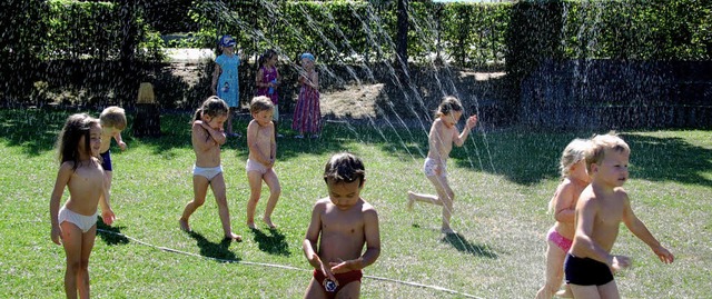Wasser hilft gegen die Hitze:  Kinder ...An der Wiese&#8220; haben ihren Spa.   | Foto: Tamar von Dcker