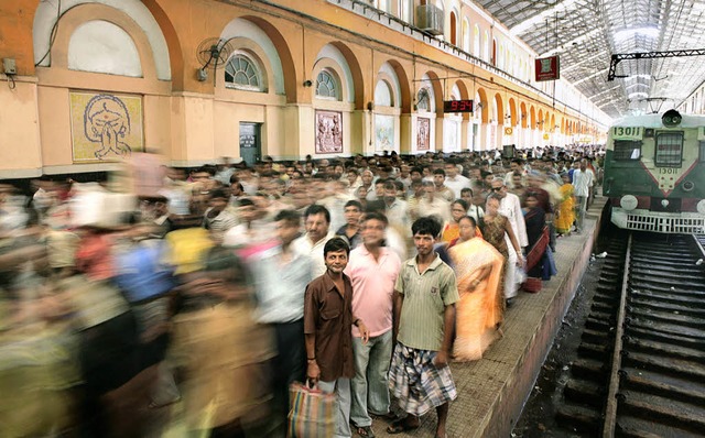 Alltgliches Bild: Hauptverkehrszeit a...er vielen Bahnhfe der Millionenstadt   | Foto: dpa/Mssig