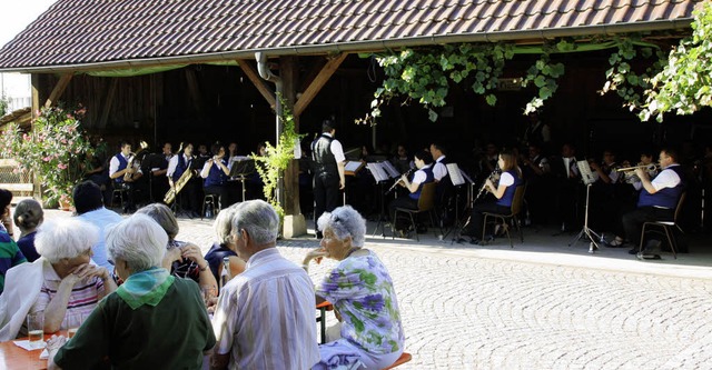 Der  Musikverein Wolfenweiler-Schallst...inem  Serenadenkonzert im Bttchehof.   | Foto: Hans Jrgen Kugler