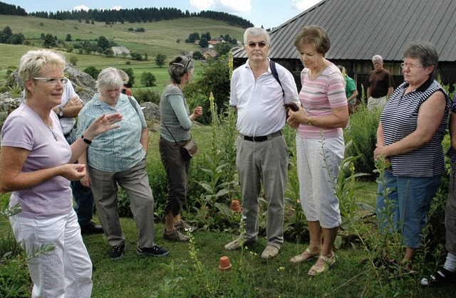 Marlene Mller (links) fhrte  am Sonn...ige Gste durch ihren Krutergarten.    | Foto: Manfred Hfner