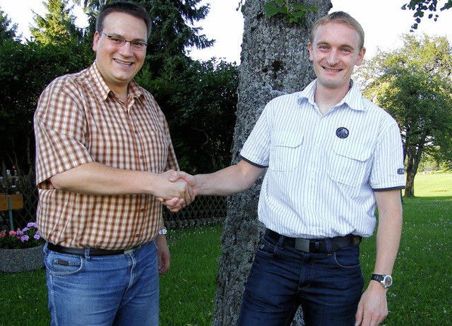Mario Isele (links) freut sich, nach m...der Grimmelshofener sein neues Amt an.  | Foto: Martha Weishaar