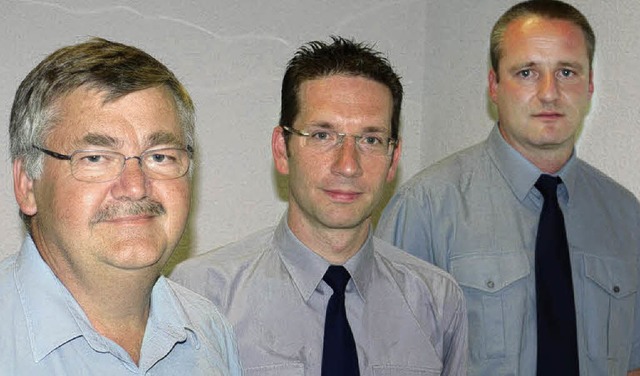 Kommandant Christian Klein (Bildmitte)...ter Fuchs (rechts) und Hubert Dorner.   | Foto: Eberhard Weiss