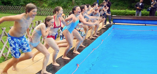 Frs Fernsehen: Sprung ins Todtnauberger Bad beim Vereinschwimmen  | Foto: Georg Jger