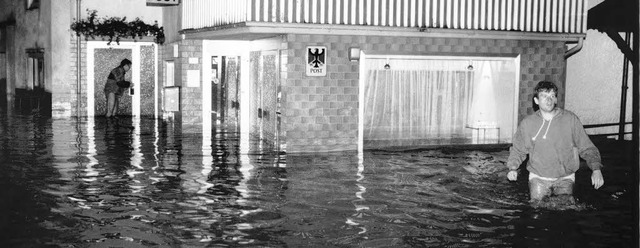 Hochwasser im Juli 1993. Wer in die M...e, musste damals Gummistiefel tragen.   | Foto: BZ