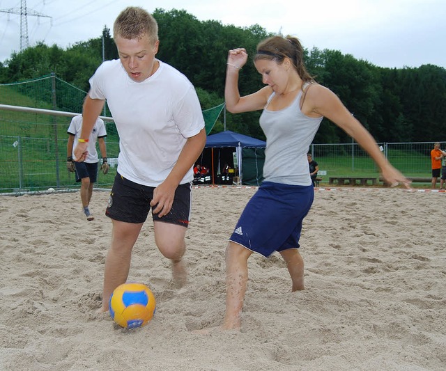 Auch Mann und Frau spielten beim Turnier im Eichsler Sand gegeneinander.   | Foto: Benjamin Zenke