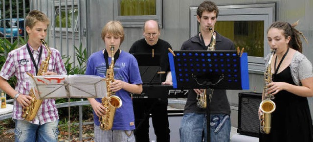 Die Saxofonklasse der Musikschule sorgt fr Unterhaltung.  | Foto: Schall