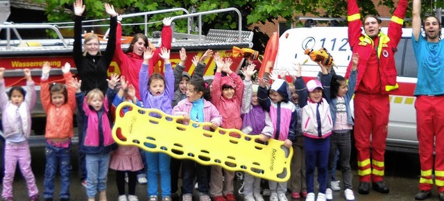 Begeistert waren die Schulanfngerinne...m Besuch der Rettungskrfte der DLRG.   | Foto: Privat
