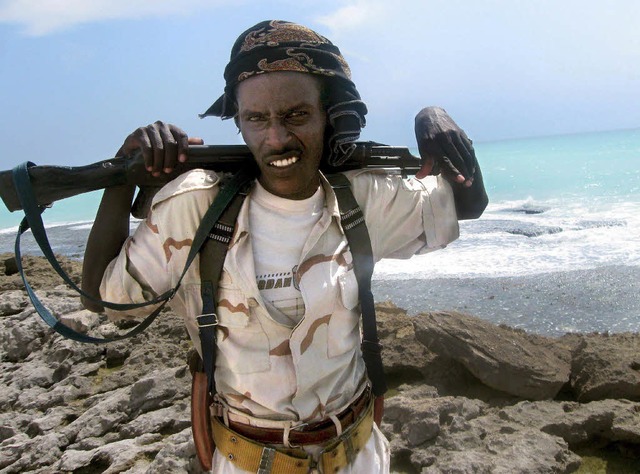Ein somalischer Pirat steht im Oktober...der Kste von Hobyo in Somalia Wache.   | Foto: dpa
