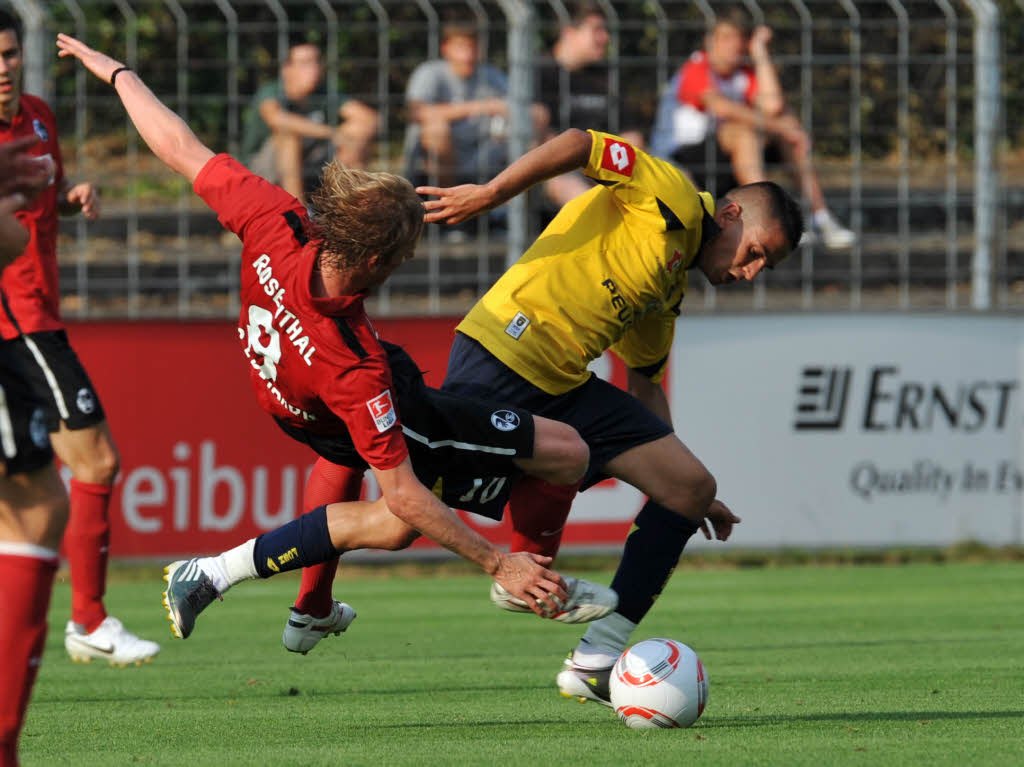 Freiburgs Jan Rosenthal (links) kmpft mit Sochaux’ Ryad Boubdebouz um den Ball.