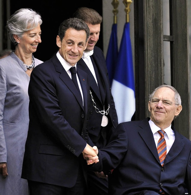 Hndedruck von Prsident Sarkozy: Fina...ne Amtskollegin    Christine Lagarde.   | Foto: dpa