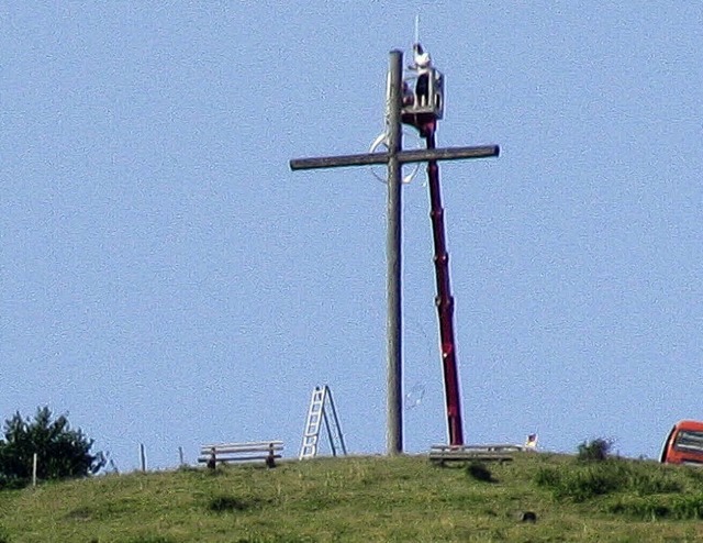 Das zehn Meter hohe Gipfelkreuz auf de...de mit 600 LED-Leuchtdioden bestckt.   | Foto: Manfred Lange