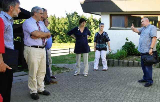 Beim Ortstermin erluterte  Architekt ...lichkeiten verschiedener Heizanlagen.   | Foto: Christel Schuster-Stich