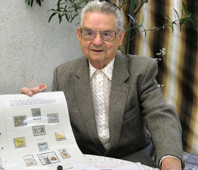 Heinz Gase mit einem seiner Briefmarken-Bltter   | Foto: Sedlak