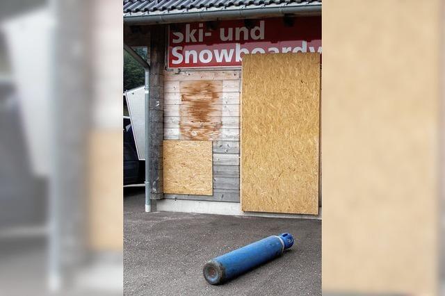 Diebe schlitzen mit Motorsge Hauswand auf