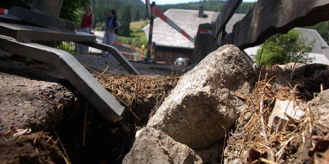 Ein Loch klafft im Asphalt, auerdem n...der Brcke in Menzenschwand gesperrt.   | Foto: Kathrin Blum