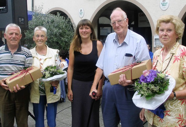 Claudia Friedrich (Mitte) ehrte Karl O...drika und Adrianus Groen (von links).   | Foto: ines bode